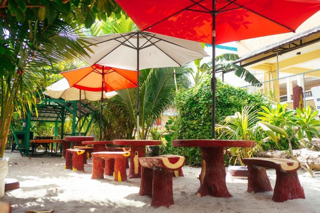 Suzuki Beach Hotel Olongapo Buitenkant foto