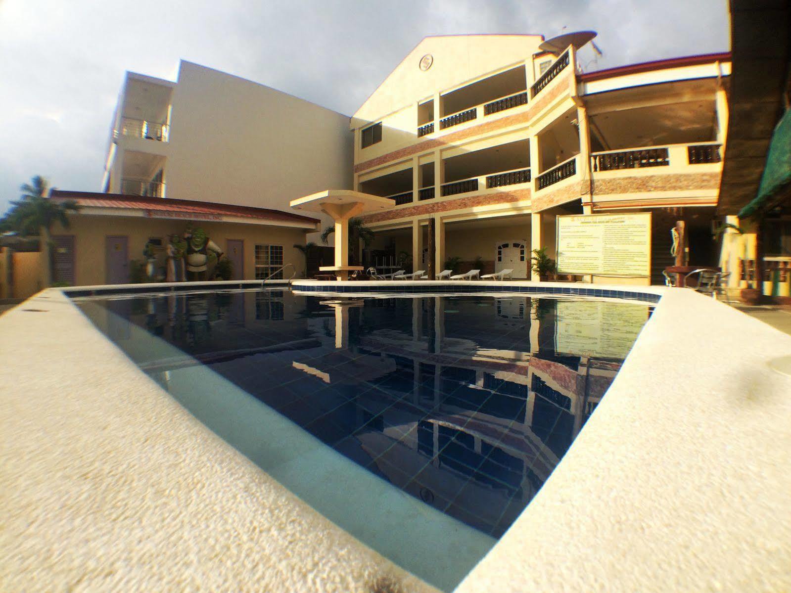 Suzuki Beach Hotel Olongapo Buitenkant foto