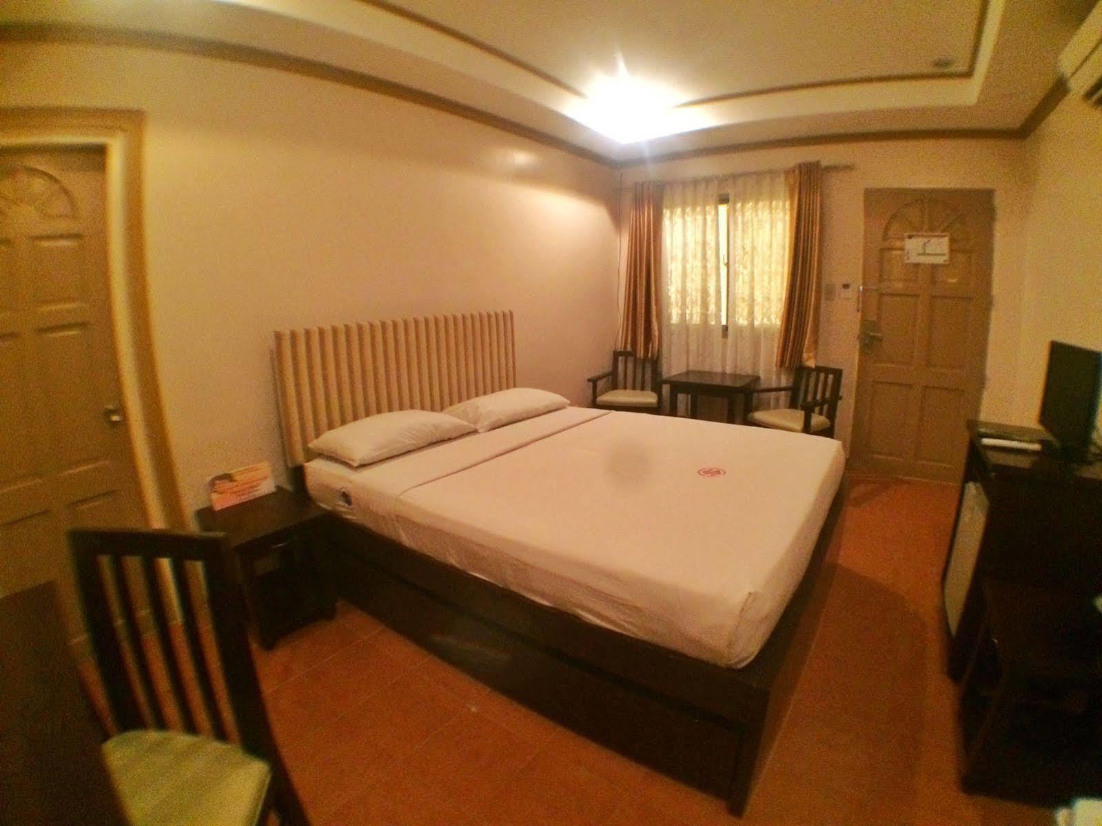 Suzuki Beach Hotel Olongapo Buitenkant foto