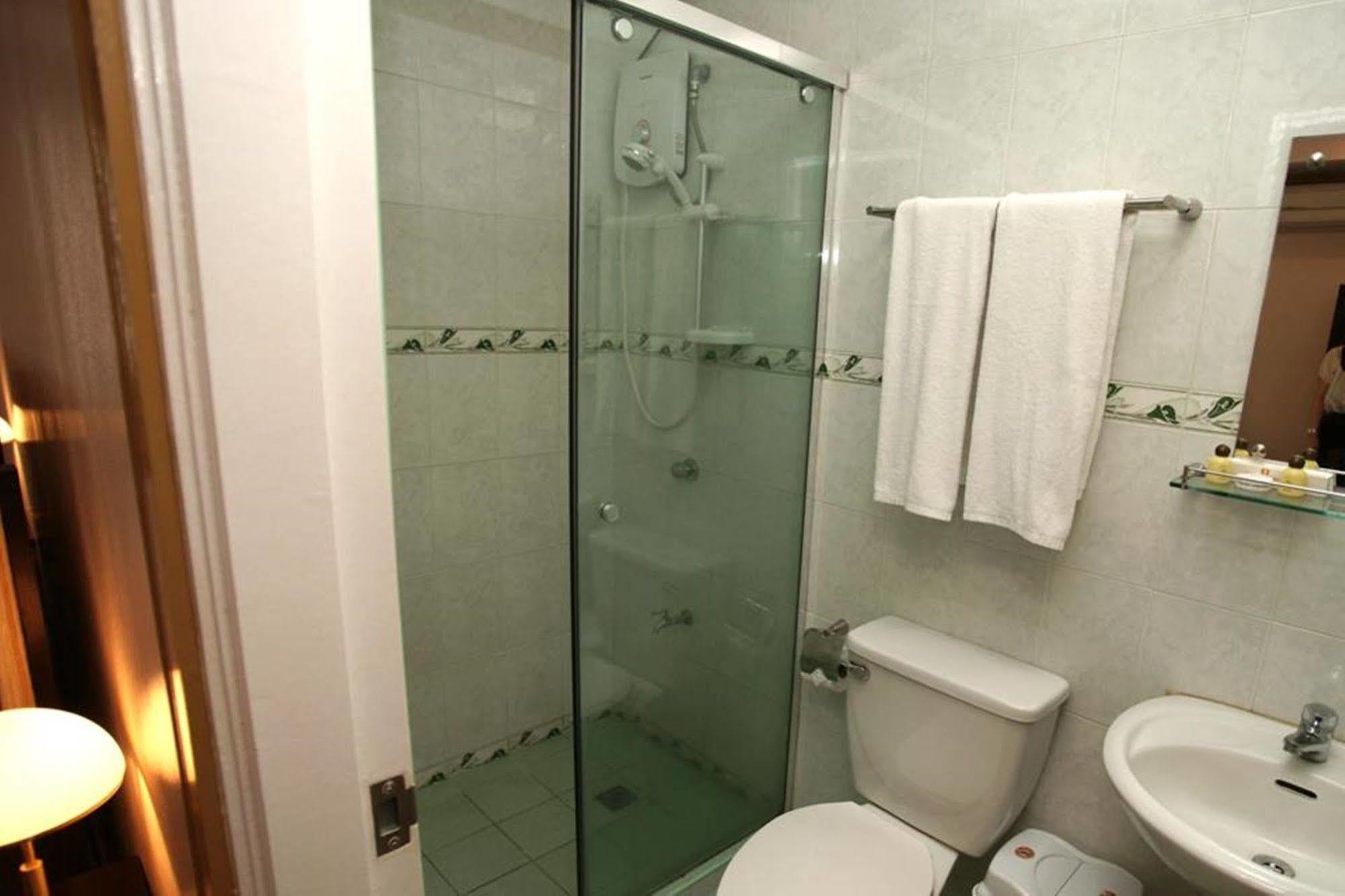 Suzuki Beach Hotel Olongapo Buitenkant foto